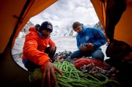 David Lama and Peter Ortner packing.